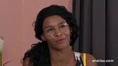 play Wytatuowana Niemka lubi solową zabawę szklanym dildem, wygoloną cipką i zabawą sutkami