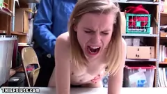 play L'incredibile giovane ladra russa Catarina Petrov viene scopata duramente da uno sporco ufficiale dell'LP in una scena porno reality