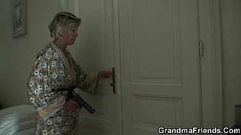 play Baba gut im Zimmer zum Neffen, um ihn zu fragen, ob er sie erschießt, weil er Lust dazu hat