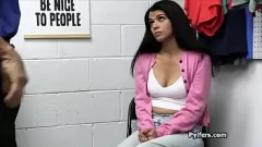 play يتم القبض على رئيس مكتب متستر وهو يمارس الجنس مع شابة لاتينية بعد تفتيش تجويف