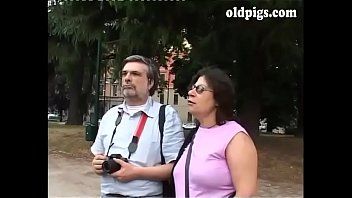 play Porno avec un vieil homme et une grosse grand-mère ayant des relations sexuelles
