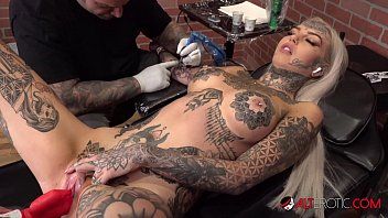 play La rubia que va a hacerse un tatuaje y quiere tener sexo