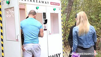 play Zwei Männer kaufen zwei Schlampen und haben Gruppensex