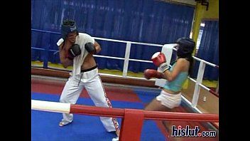 play Doii tineri se apuca sa faca sex pe ringul de box
