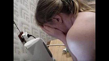 play مراهقة فضت بكارتها من قبل رجل يضاجعها ويخرج قضيبه الدموي من بوسها