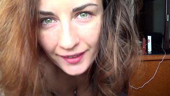 play Die reife Brünette masturbiert und steckt ihren Vibrator in ihren Arsch