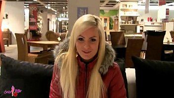 play Die blonde Russin gibt Blowjob und hat Sex angezogen