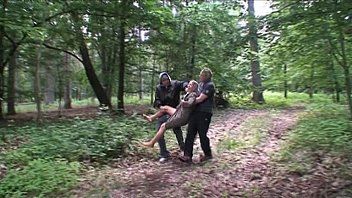 play Xnxx met twee mannen die een perverse blondine verkrachten in het bos