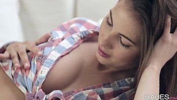 play Cristina é uma mulher doce que coloca os dedos na boceta