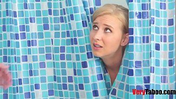 play Sex im Badezimmer mit einer sexy blonden Mutter