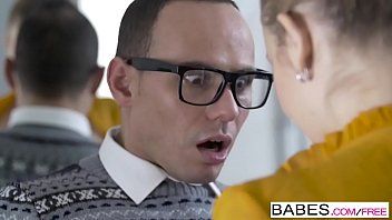 play Die Teenager-Blondine betritt die Toilette und gibt einen Blowjob und hat Sex wie verrückt