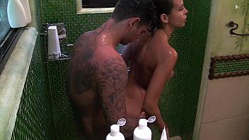 play Um casal fazendo sexo quando toma banho
