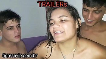 play Xnxx babaciune qui a l'air très bien a des relations sexuelles avec deux jeunes amateurs