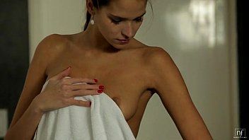 play Silvia staat in het bad vol met water en wrijft over haar tepels