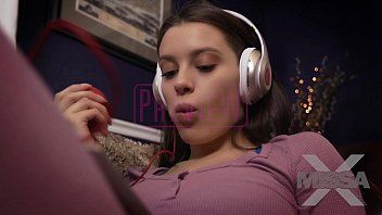 play Écoutez de la musique et a envie de baiser avec le plus beau garçon