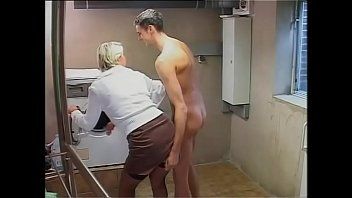play La madre di 50 anni fa un pompino e viene scopata nella sua vecchia figa