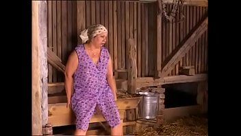 play Cagna matura grassa grassa in granaio da un lavoratore virile