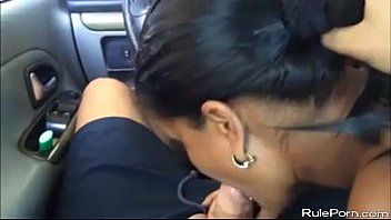 play الغراب الفرنسي يجعل اللسان على متن الطائرة