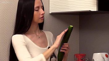 play المرأة الروسية الحامضة تضع خيارها في كسها