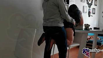 play A adolescente que se masturba coloca o dedo na bucetinha