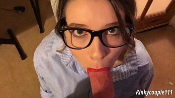play Sie interessiert sich sehr für Pornofilme für Erwachsene, wie Oralsex gemacht wird und praktiziert es auch