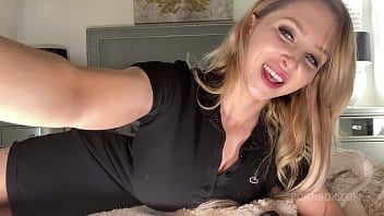 play Cette milf blonde avec de très gros seins et une chatte très humide le veut indescriptiblement