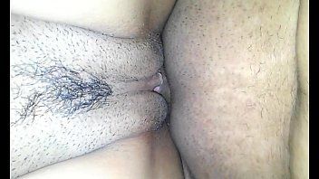 play Fickt eine junge Frau mit Flocken in ihrer Muschi voller schwarzer Flocken
