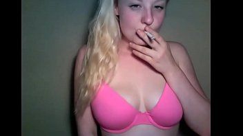 play La fille du village avec la chatte chaude qui sait faire du xxx oral et grimpe sur vous et commence