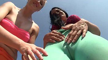 play Les femmes qui aiment faire du xxx avec leur pantalon de yoga