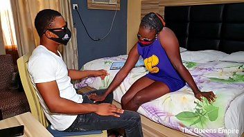 play Un jeune lycéen pénètre son prof à gros seins à l'hôtel
