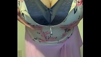 play Cette grande femme porte une jupe très courte et enlève sa culotte