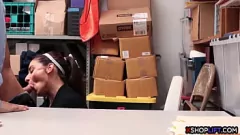 play Doi cei mai buni prieteni obraznici devin obraznici cu un ofițer LP bine dotat în birou
