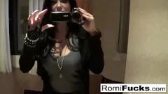 play Hotel Romp con la pornostar Romi Rain: martellante figa hardcore e pompino