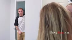 play Curiosul lui vitreg își prinde mama vitregă și Stepaunt într -o pasionare lesbiană