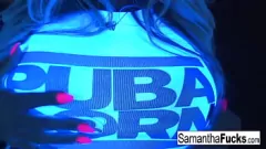 play Samantha Saints Black Light Solo - Muschi, Brüste und große Titten exponiert
