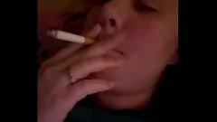 play تدخين MILF ABBY يعطي اللسان لعدة شباب في وايلد وودز لقاء