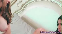 play Mama vitregă lesbiană inițiază TABOO Experiență pentru prima dată cu fiica vitregă a adolescenței busty